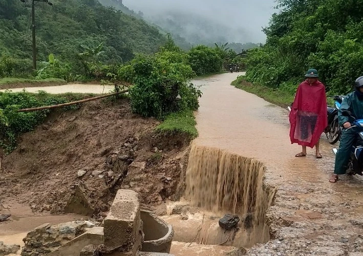 Một trong những điểm bị sạt lở nghiêm trọng trên tuyến đường từ xã Phì Nhừ đi xã Chiềng Sơ, huyện Điện Biên Đông, làm gián đoạn giao thông trên tuyến.