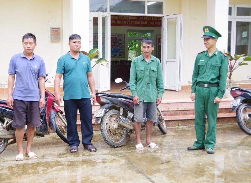 Ba đối tượng (từ trái sang) bị Bộ đội Biên phòng Điện Biên bắt giữ khi đưa người nhập cảnh trái phép vào địa bàn.