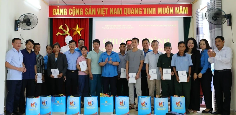 Đoàn công tác Công đoàn Viên chức Việt Nam và công đoàn các bộ, ban, ngành Trung ương trao quà tặng các gia đình chính sách tại huyện Mường Chà, tỉnh Điện Biên.