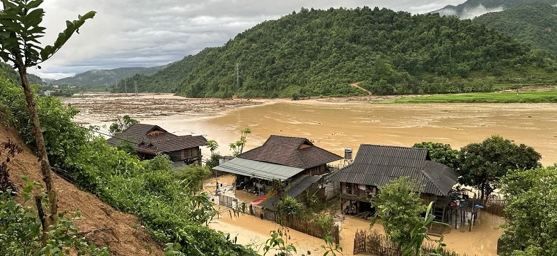 Một góc bản Mường Pồn 1 xã Mường Pồn, huyện Điện Biên ngập trong biển nước.