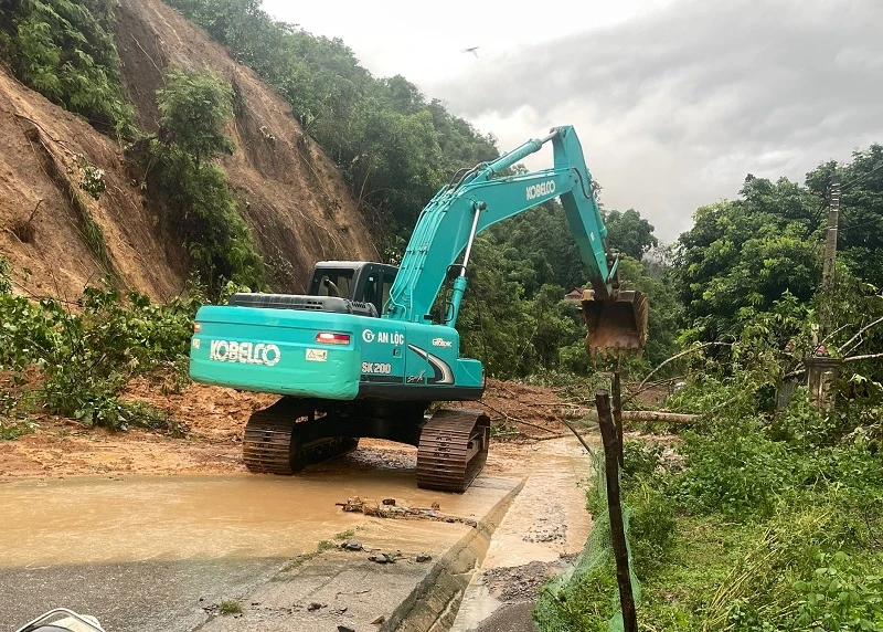 Một trong những điểm sạt lở nghiêm trọng tại Quốc lộ 12 đoạn qua xã Mường Pồn, huyện Điện Biên đang được ngành chức năng huy động máy móc, nhân lực khẩn trương khắc phục.