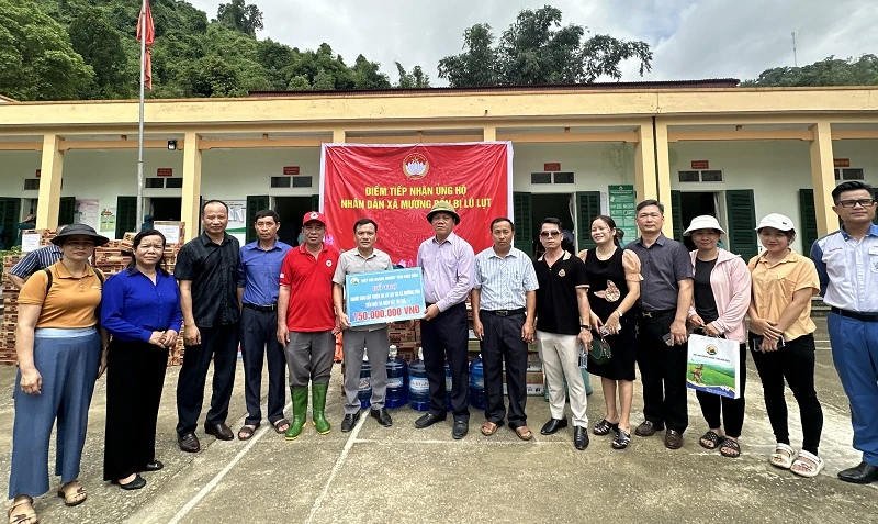 Các đồng chí lãnh đạo Hiệp hội Doanh nghiệp tỉnh Điện Biên trao kinh phí và hiện vật hỗ trợ người dân vùng lũ Mường Pồn.