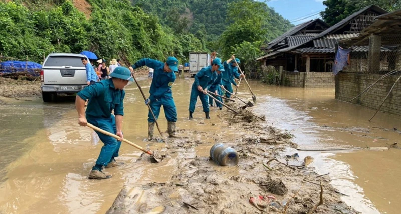 Các lực lượng chức năng vẫn đang nỗ lực khắc phục thiệt hại do lũ quét gây ra ở Mường Pồn.