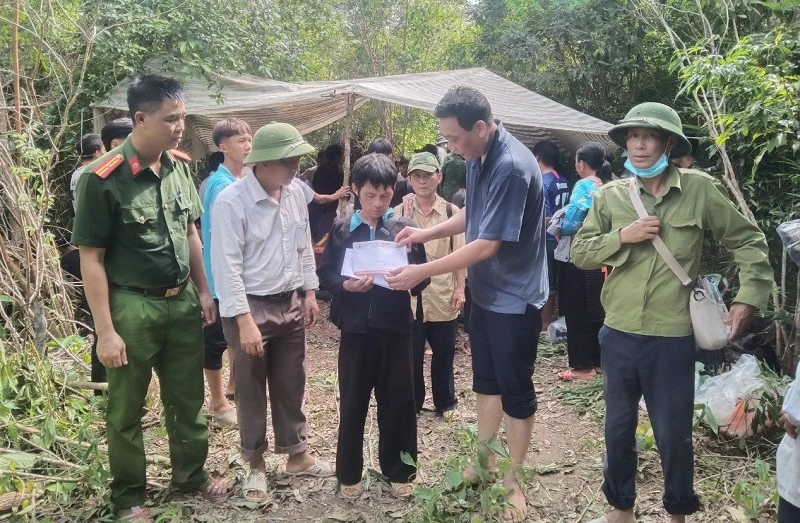 Ông Nguyễn Tiến Cường, Phó Chủ tịch Ủy ban nhân dân huyện Điện Biên, trao hỗ trợ gia đình nạn nhân Giàng Thị Dia ở điểm dân cư Huổi Ké.