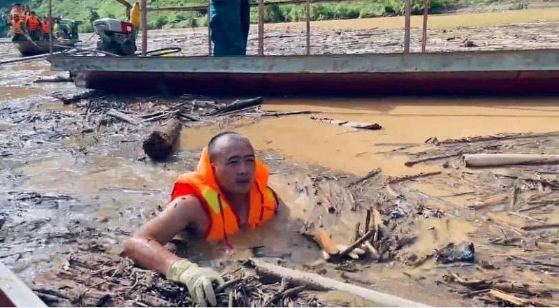 Thành viên đội cứu hộ phải xuống lòng hồ thủy điện Long Tạo đưa thi thể người bị nạn vào bờ. 