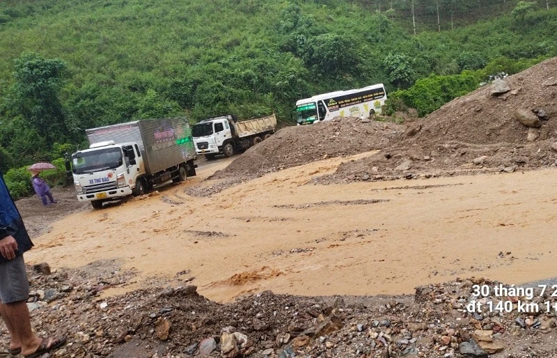 Một trong các điểm sạt lở trên quốc lộ 4H (đoạn từ huyện Mường Chà đi huyện Nậm Pồ. Điện Biên) gây khó khăn cho các phương tiện lưu thông.