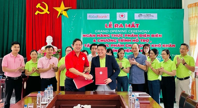 Ngân hàng Thực phẩm Việt Nam và Hội Chữ thập đỏ tỉnh Điện Biên ký biên bản phối hợp cung cấp thực phẩm cho các hộ dân nghèo trên địa bàn tỉnh Điện Biên.