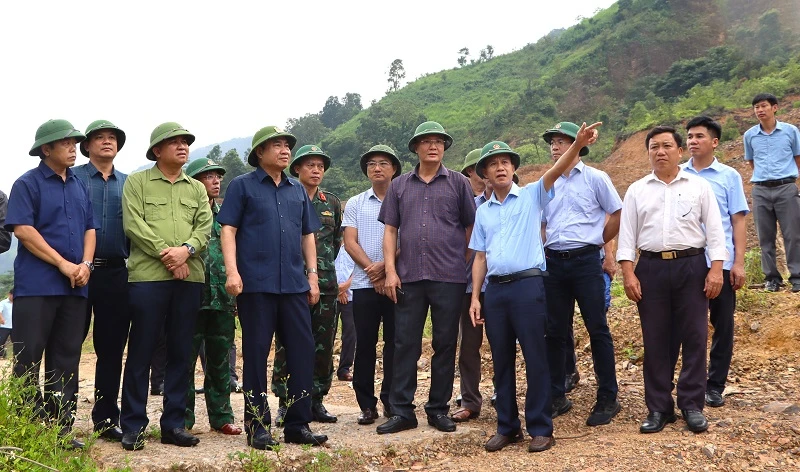 Đồng chí Trần Quốc Cường (thứ ba từ trái sang), Bí thư Tỉnh ủy Điện Biên, kiểm tra công tác phòng chống hậu quả thiên tai tại huyện Mường Chà.