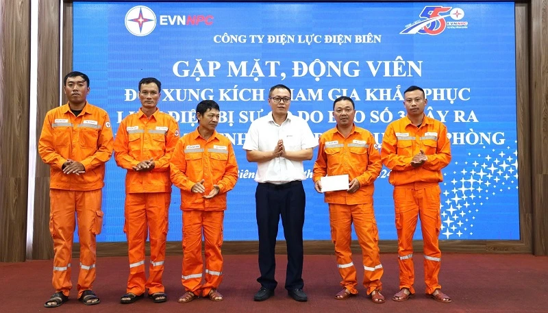 Lãnh đạo Công ty Điện lực Điện Biên trao quà, động viên thành viên Đội xung kích trước lúc lên đường về Hải Phòng khắc phục thiệt hại do bão số 3 gây ra.