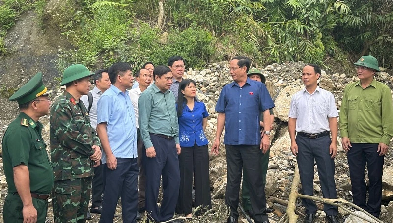 Đồng chí Trần Quang Phương, Ủy viên Trung ương Đảng, Phó Chủ tịch Quốc hội cùng đoàn công tác kiểm tra tiến độ khắc phục hậu quả lũ quét tại xã Huổi Lèng, huyện Mường Chà, tỉnh Điện Biên.