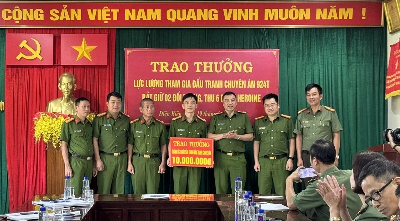 Đại tá Phạm Trường Giang, Phó Giám đốc Công an tỉnh Điện Biên trao thưởng nóng cho các đơn vị phá thành công chuyên án.