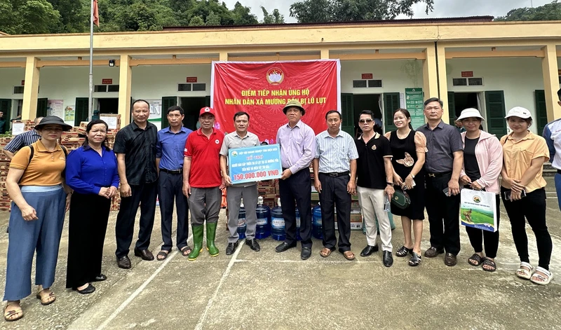 Ông Bùi Đức Giang, Chủ tịch Hiệp hội Doanh nghiệp tỉnh Điện Biên cùng các doanh nghiệp thành viên Hiệp hội hỗ trợ kinh phí, thực phẩm đến người dân bị ảnh hưởng lũ quét ở xã Mường Pồn.