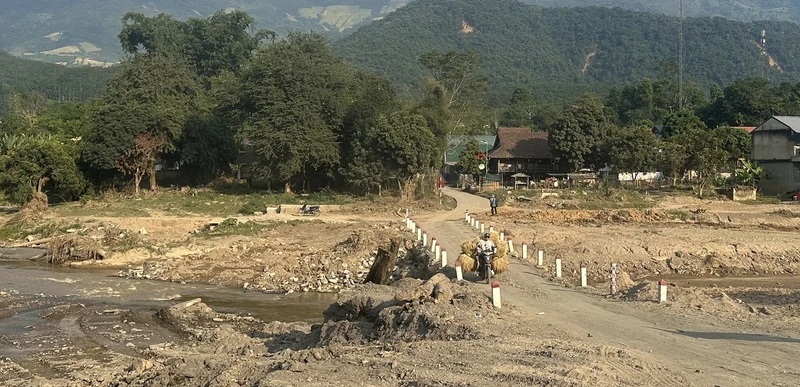 Hằng ngày phải đi lại qua cầu tạm Nậm Pồn, nhưng hàng nghìn người dân và học sinh rất lo lắng.