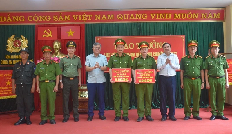 Đồng chí Trần Quốc Cường, Ủy viên Trung ương Đảng, Bí thư Tỉnh ủy Điện Biên cùng đồng chí Lò Văn Tiến, Phó Chủ tịch Ủy ban nhân dân tỉnh trao thưởng cán bộ, chiến sĩ Công an huyện Nậm Pồ có thành tích trong thực hiện Chuyên án 924T.