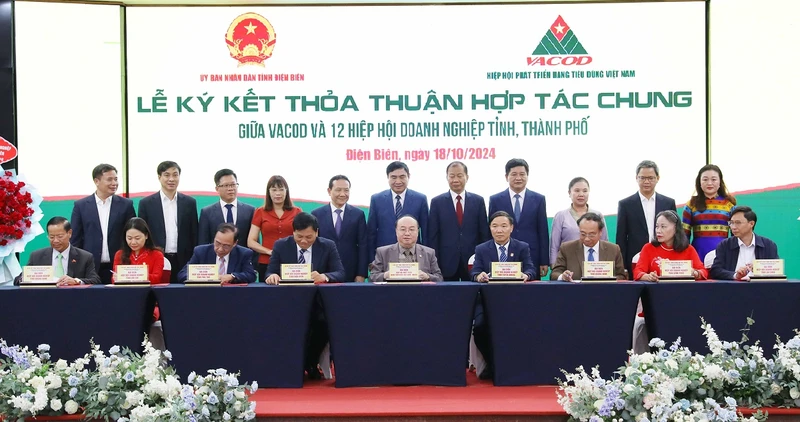 Đại diện lãnh đạo Hiệp hội doanh nghiệp các tỉnh và Hiệp hội Phát triển hàng tiêu dùng Việt Nam (VACOD) ký kết biên bản ghi nhớ hợp tác đầu tư.