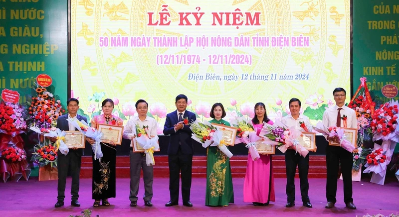 Đồng chí Lê Thành Đô, Chủ tịch Ủy ban nhân dân tỉnh Điện Biên trao Bằng khen tặng các tập thể, cá nhân Hội Nông dân tỉnh có nhiều đóng góp trong các phong trào thi đua phát triển kinh tế-xã hội tại Điện Biên.