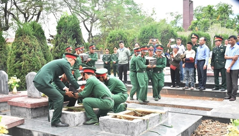 Cán bộ, nhân dân tỉnh Điện Biên an táng hài cốt liệt sĩ tại nghĩa trang liệt sĩ Độc Lập. (Ảnh tư liệu)