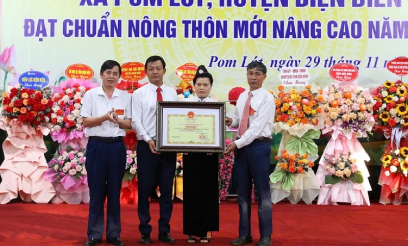 Đồng chí Trần Văn Thượng, Phó Giám đốc Sở Nông nghiệp và Phát triển nông thôn tỉnh Điện Biên đại diện cơ quan thường trực Ban Chỉ đạo Xây dựng Nông thôn mới tỉnh Điện Biên trao Bằng công nhận xã đạt chuẩn nông thôn mới nâng cao cho cán bộ, nhân dân xã Pom Lót.