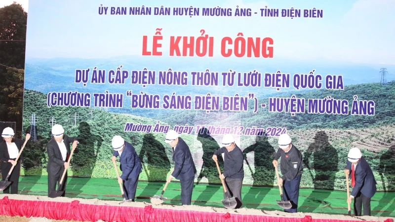 Các đồng chí lãnh đạo Tỉnh ủy, Ủy ban nhân dân tỉnh Điện Biên cùng cán bộ, nhân dân huyện Mường Ảng thực hiện nghi thức khởi công dự án cấp điện nông thôn tại bản Chan 3.