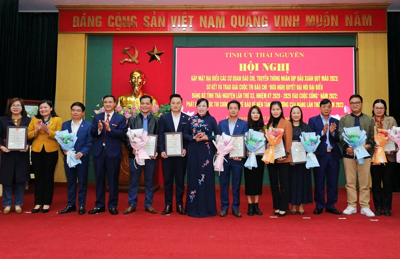 Bí thư Tỉnh ủy Thái Nguyên Nguyễn Thanh Hải trao giải cho các tác giả đạt giải.
