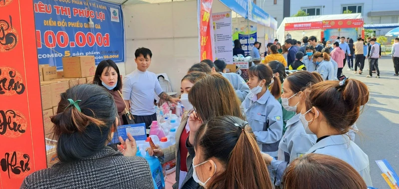 Dịp Tết Nguyên đán vừa qua, Liên đoàn Lao động tỉnh Thái Nguyên tổ chức 4 phiên chợ không đồng, mười nghìn công nhân được hưởng lợi.
