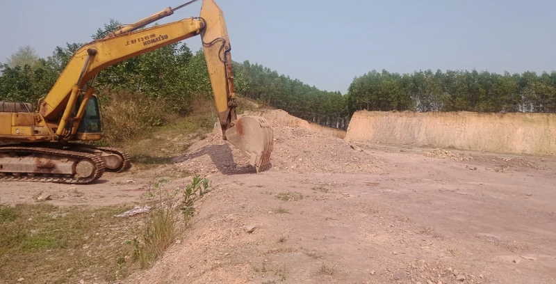 Công ty Phú Cường phải dừng khai thác mỏ đất vì không giải phóng được mặt bằng.