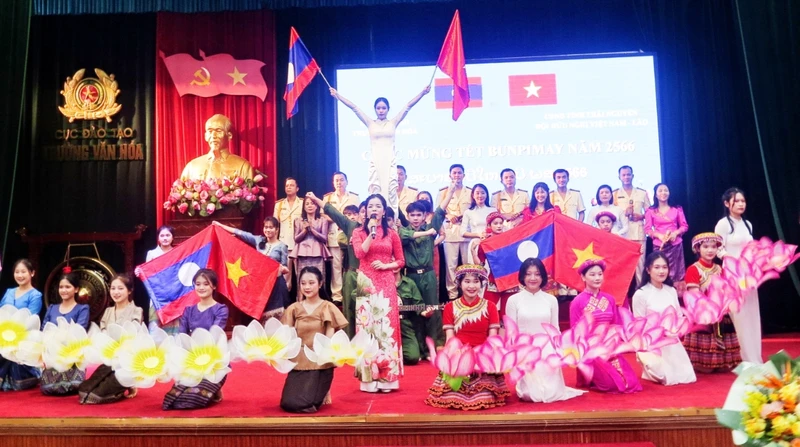 Nhiều tiết mục nghệ thuật ca ngợi quan hệ Việt Nam-Lào được trình diễn tại Chương trình đón Tết truyền thống của nước bạn Lào.