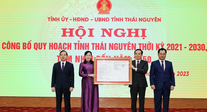 Phó Thủ tướng Chính phủ Trần Lưu Quang trao quyết định Quy hoạch cho lãnh đạo tỉnh Thái Nguyên.