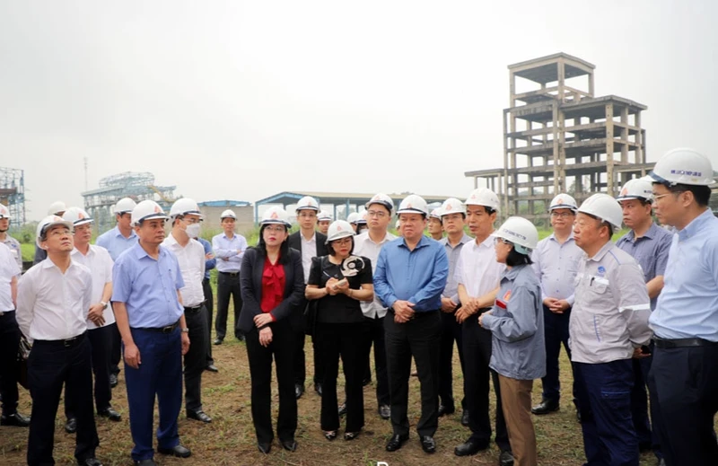Lãnh đạo Ủy ban Quản lý vốn nhà nước tại doanh nghiệp và tỉnh Thái Nguyên khảo sát thực tế Dự án mở rộng Nhà máy Gang thép Thái Nguyên giai đoạn 2. 