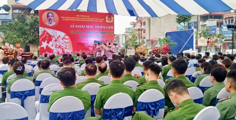 Đại diện Bộ Công an, tỉnh Thái Nguyên và đông đảo cán bộ, chiến sĩ lực lượng công an dự khai mạc triển lãm.