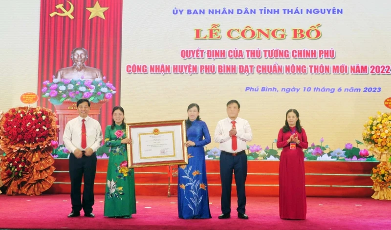Thừa ủy quyền của Thủ tướng Chính phủ, Bí thư Tỉnh ủy Thái Nguyên Nguyễn Thanh Hải trao quyết định công nhận huyện Phú Bình đạt chuẩn nông thôn mới.
