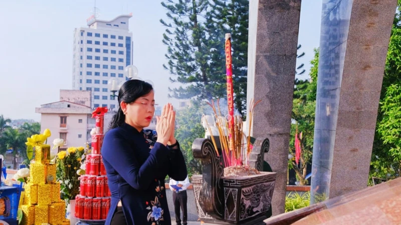 Đồng chí Nguyễn Thanh Hải, Ủy viên Trung ương Đảng, Bí thư Tỉnh ủy dẫn đầu Đoàn đại biểu của tỉnh dâng hương tưởng niệm các liệt sĩ tại Đài Liệt sĩ tỉnh Thái Nguyên.