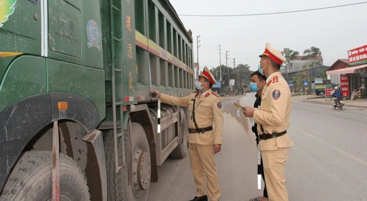 Cán bộ, chiến sĩ Phòng Cảnh sát giao thông (Công an tỉnh Thái Nguyên) kiểm tra, xử lý ô-tô quá khổ, quá tải.