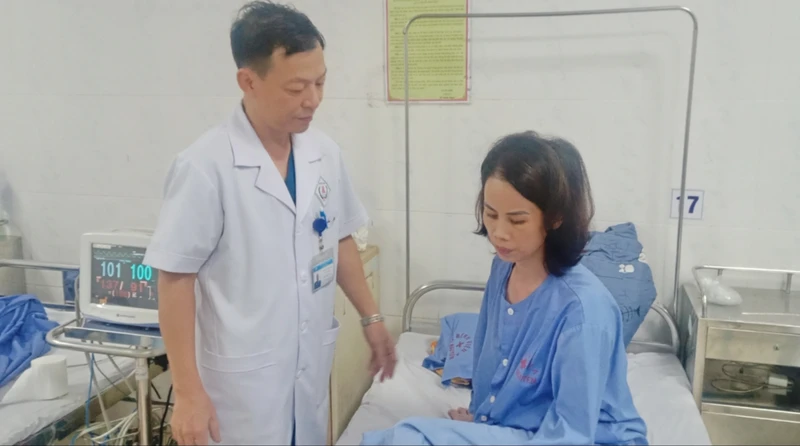 Bác sĩ Chuyên khoa II Đào Ngọc Tuấn, Trưởng Khoa Phụ, Bệnh viện A Thái Nguyên thăm khám bệnh nhân điều trị tại viện.