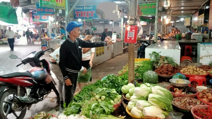 Thanh toán không dùng tiền mặt tại chợ Đại Từ, thị trấn Hùng Sơn, huyện Đại Từ (Thái Nguyên).