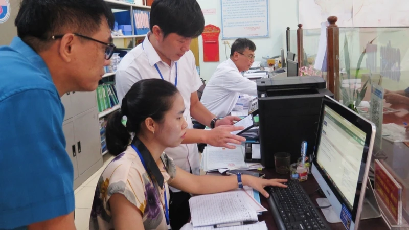 Kiểm tra công vụ đột xuất, Sở Nội vụ tỉnh Thái Nguyên yêu cầu bộ phận một cửa xã Nga My, huyện Phú Bình không được yêu cầu người dân bổ sung thành phần hồ sơ sai quy định.