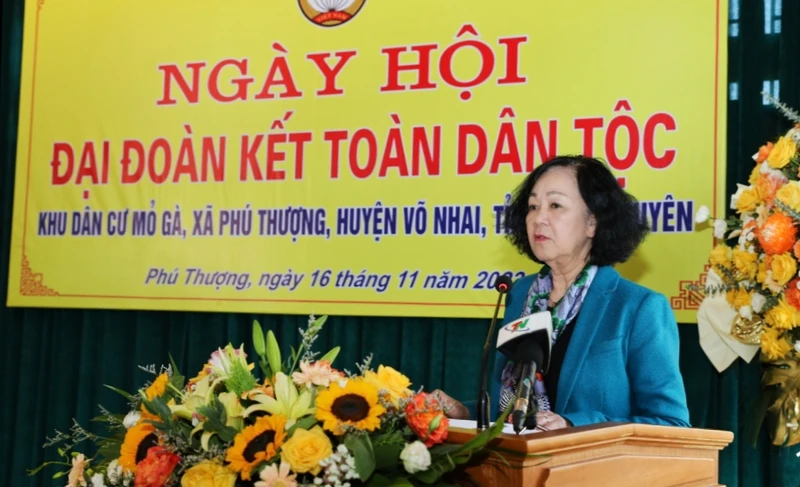 Đồng chí Trương Thị Mai phát biểu ý kiến tại Ngày hội Đại đoàn kết toàn dân khu dân cư Mỏ Gà.