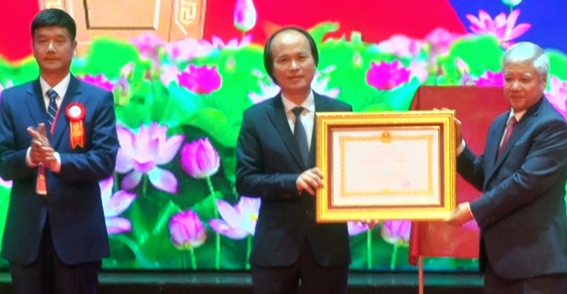 Đồng chí Đỗ Văn Chiến trao Huân chương Lao động hạng Nhì cho Trường Đại học Y-Dược Thái Nguyên.