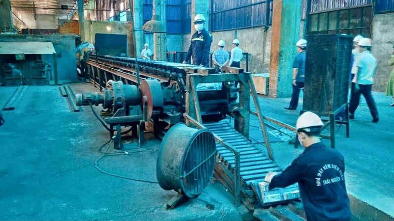 Với việc cải tiến quy trình kỹ thuật và công nghệ, công suất Nhà máy Kẽm điện phân Thái Nguyên tăng từ 10 nghìn tấn theo thiết kế lên 12,5 nghìn tấn kẽm/năm.