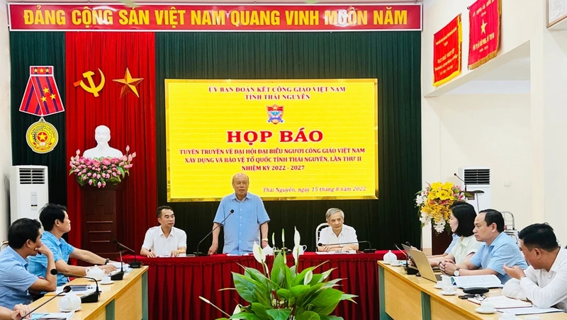 Ông Nguyễn Văn Thời, Chủ tịch Ủy ban Đoàn kết Công giáo Việt Nam tỉnh Thái Nguyên (người đứng) thực sự là cầu nối hiệu quả giữa cấp ủy, chính quyền với giáo dân trên địa bàn.