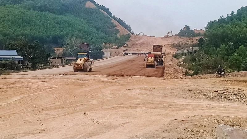 Tuyến đường liên kết vùng Thái Nguyên-Bắc Giang-Vĩnh Phúc dài gần 40km đang thiếu đá xây dựng.
