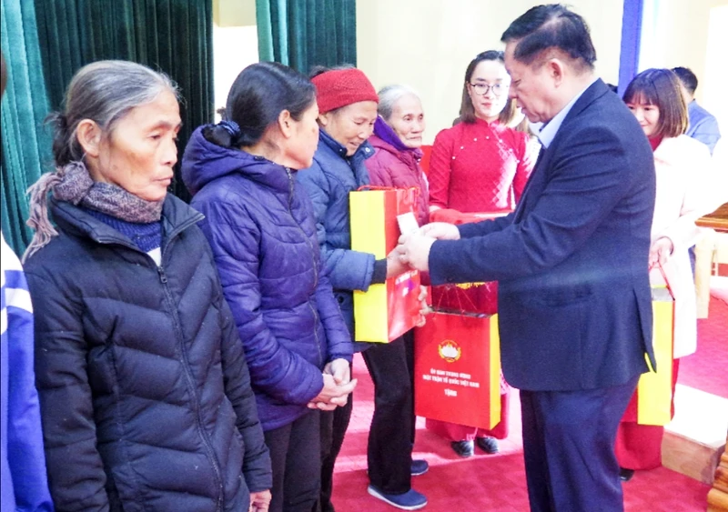 Đồng chí Nguyễn Trọng Nghĩa tặng quà hộ nghèo trên địa bàn huyện Phú Bình, tỉnh Thái Nguyên.