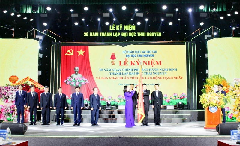 Quyền Chủ tịch nước Võ Thị Ánh Xuân thực hiện nghi thức trao tặng Huân chương Lao động hạng Nhất cho Đại học Thái Nguyên.