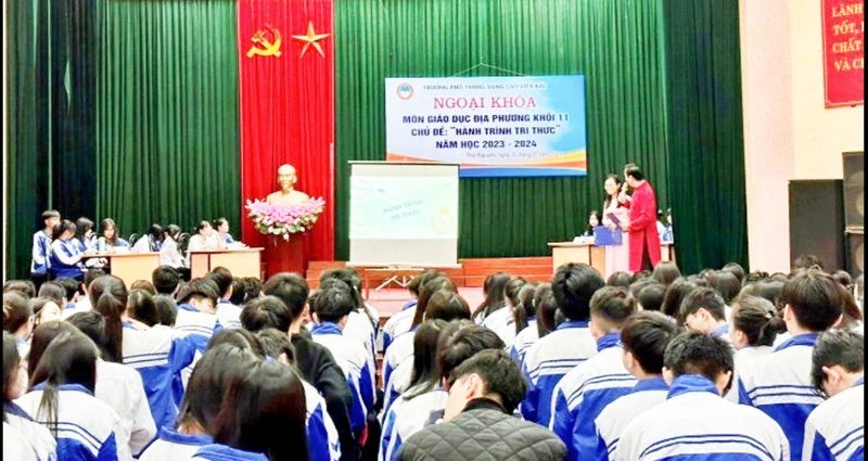 Học sinh Trường phổ thông vùng cao Việt Bắc được tham gia nhiều chương trình ngoại khóa.