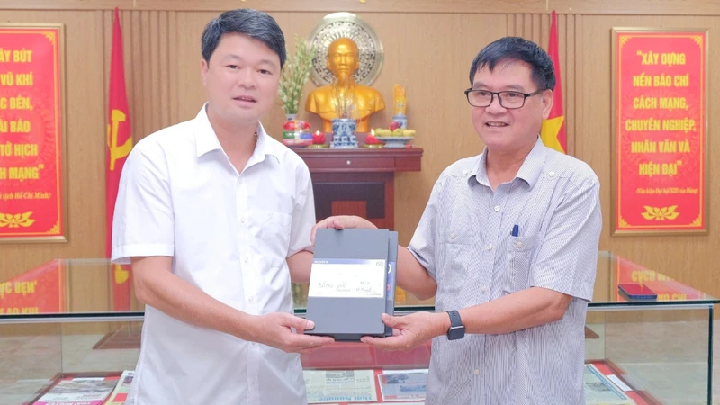 Nhà báo Hữu Minh tặng phim tài liệu về liệt sĩ Vũ Xuân cho Báo Thái Nguyên.