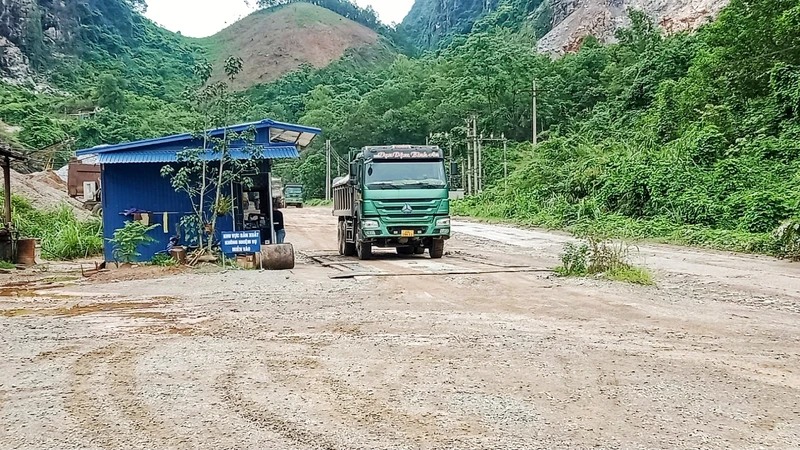 Mỏ đá Lân Đăm 2 ở xã Quang Sơn, huyện Đồng Hỷ lắp đặt trạm cân, camera theo dõi vận chuyển khoáng sản ra khỏi mỏ.