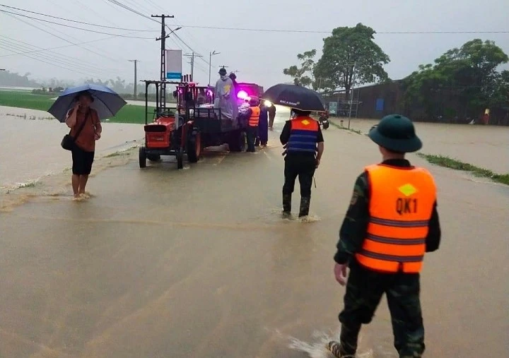 Lực lượng chức năng hỗ trợ người dân huyện Định Hóa di chuyển tài sản trong mưa lũ.