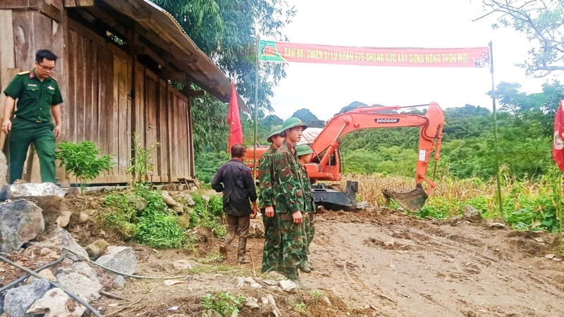 Huyện Đồng Hỷ (Thái Nguyên) và bộ đội Quân khu I làm đường vào khu vực sản xuất sâm Bố Chính cho người dân xóm Bản Tèn, xã Văn Lăng.