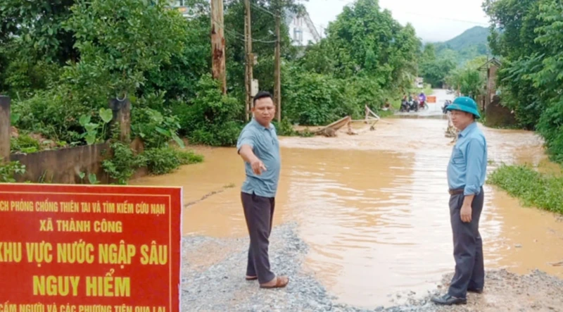 Chính quyền xã Thành Công, thành phố Phổ Yên chỉ đạo lực lượng canh gác, không cho người, phương tiện lưu thông qua các đoạn đường bị ngập.