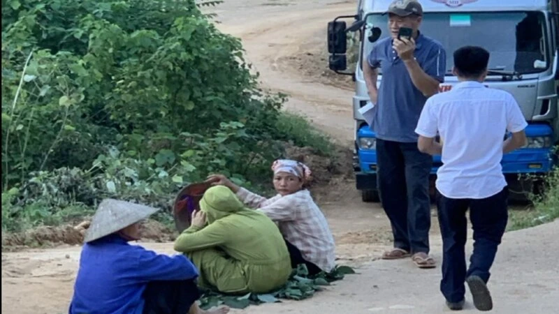 Một số người dân ngăn cản vận chuyển vật tư, vật liệu trên đường dân sinh ra, vào công trường ảnh hưởng đến triển khai dự án.